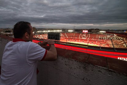 Tal fue el impacto psicológico de la pandemia, la dureza del confinamiento, que algunos quisieron asomarse para comprobar que, efectivamente, el 11 de junio de 2020 LaLiga Santander volvía, 95 días después. Un fútbol diferente, desde la barrera, sin cánticos ni abrazos en los estadios, pero con los mismos alicientes de siempre sobre el verde: rivalidades históricas como ElGranDerbi, el que partido con el que se retomó el balompié de máximo nivel, goles imposibles y desenlaces inesperados. Todos ingredientes básicos para que a pesar de la distancia no hubiera aficionado que no pudiera sentirse acompañado en estos tiempos difíciles.