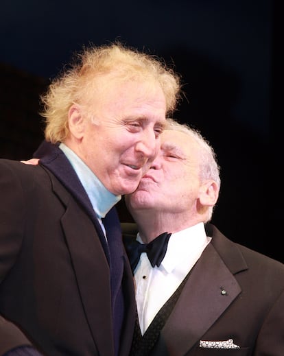 Gene Wilder, besado por Mel Brooks en 2007 en el Hilton Theater de Nueva York.