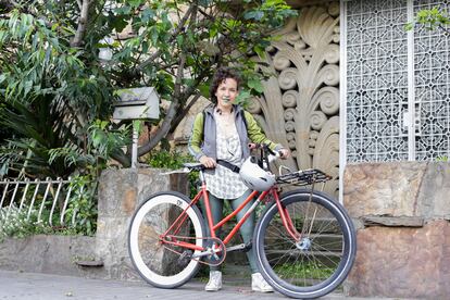 Ivonne Leguizamón con su bicicleta en el barrio Teusaquillo de Bogotá, el 23 de junio de 2023.