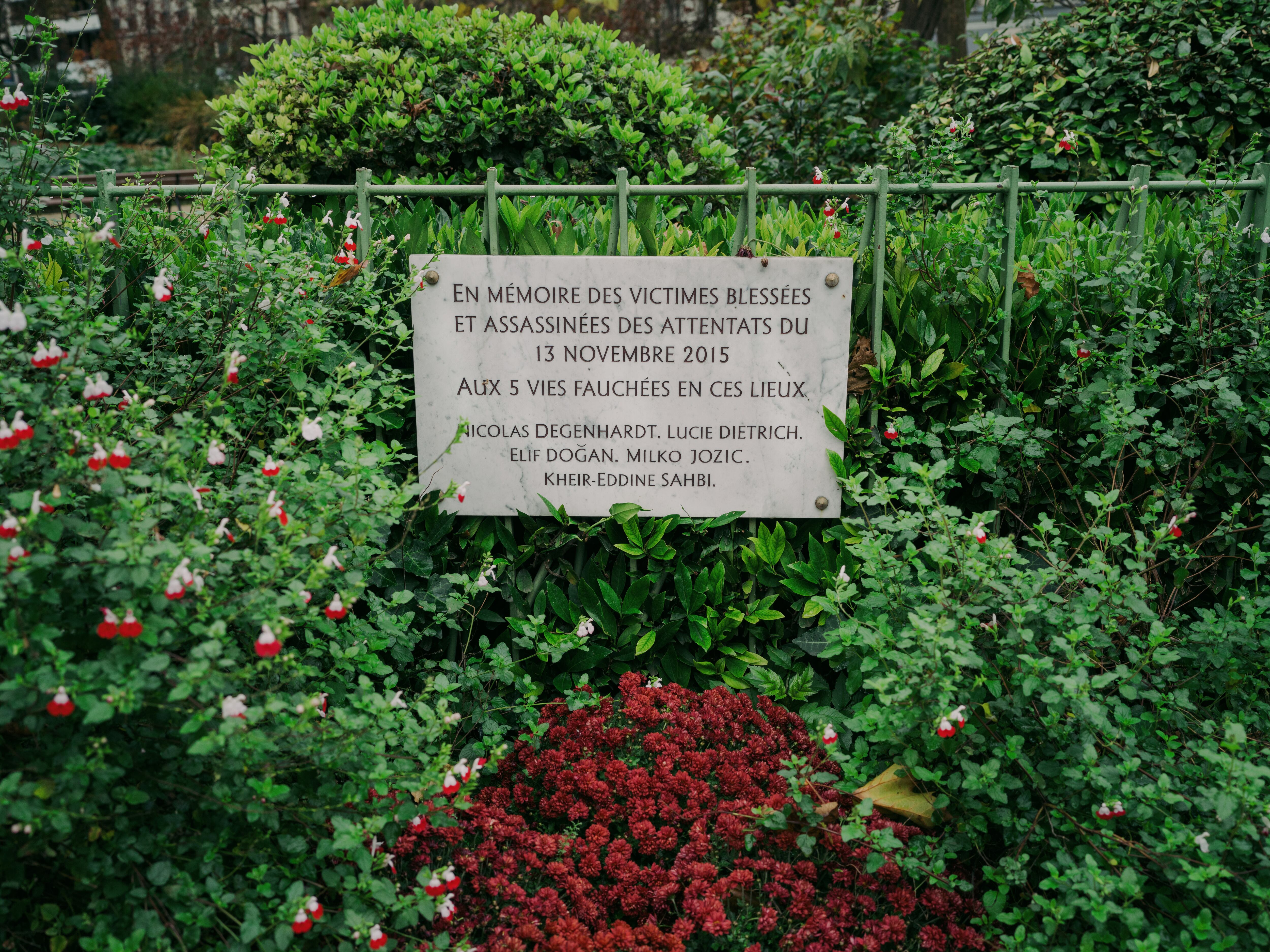 Placa en homenaje a las víctima en la esquina de la Rue de la Fontaine au Roi, donde está el bar La Bonne Bière.