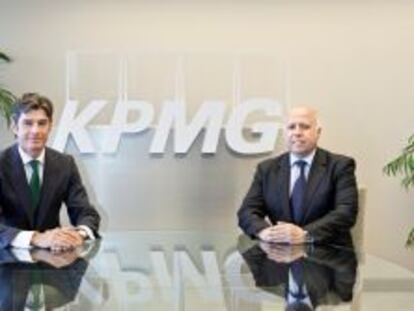 Hilario Albarracín (izquierda) nuevo consejero delegado de KPMG, junto a Borja Guinea, responsable de auditoría de la firma