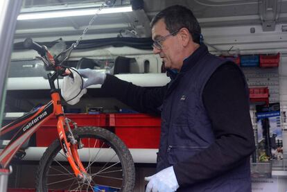 Joseba Gereta arregla una bicicleta en su taller móvil.