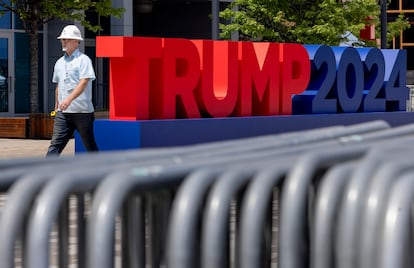 Preparativos en el Fiserv Forum de Milwaukee (Wisconsin) para la convención nacional republicana, que empieza este lunes.