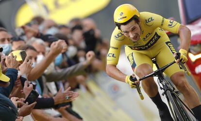 El ciclista esloveno Primož Roglič, del equipo Jumbo, con el 'maillot' amarillo de líder de la general, cruza la línea de meta al final de la vigésima etapa del Tour de Francia, una contrarreloj de 36 kilómetros entre Lure y La Planche des Belles Filles, este sábado, el 19 de septiembre.