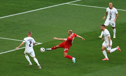 Eriksen, en el momento de ejecutar el remate que valió el gol de Dinamarca ante Eslovenia.