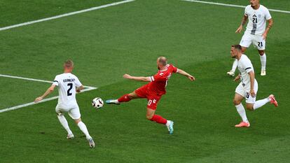 Eriksen, en el momento de ejecutar el remate que valió el gol de Dinamarca ante Eslovenia.