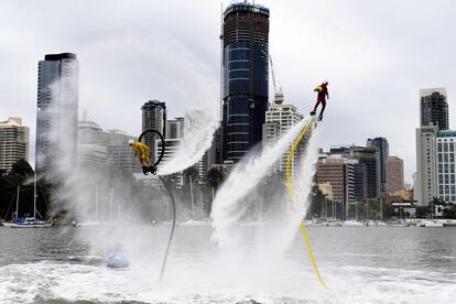 Pilotos de Jetpack se presentan en el río Brisbane durante el sorteo de la Copa Davis, en Brisbane (Australia). 