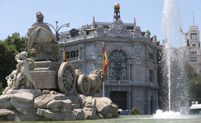 Fachada del edificio del Banco de España, con la Cibeles en primer plano, en Madrid.