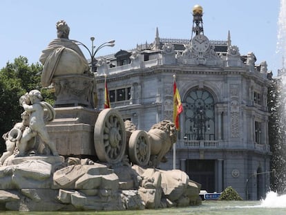 Fachada del edificio del Banco de España, con la Cibeles en primer plano, en Madrid.