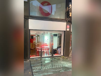 Una tienda de telefonía con los cristales rotos en Molins de Rei.