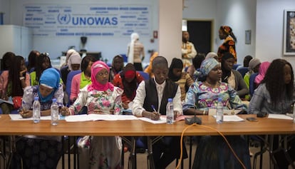 Un grupo de jóvenes escucha la conferencia ofrecida por Rufina Dabo Sarr sobre la situación de las mujeres en el ámbito de la ciencia en Senegal y en África.