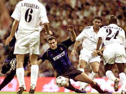 Vieri cae al suelo en presencia de Hierro, Makelele y Helguera.