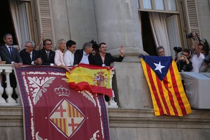 Guerra de banderas en el Ayuntamiento de Barcelona.