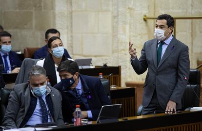 Desde la derecha, el presidente de la Junta de Andalucía, Juanma Moreno, el vicepresidente de la Junta, Juan Marín, en el centro, y el consejero de Presidencia, Elías Bendodo, a la izquierda, durante la sesión de control al Gobierno este jueves en Sevilla.