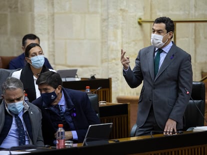 Desde la derecha, el presidente de la Junta de Andalucía, Juanma Moreno, el vicepresidente de la Junta, Juan Marín, en el centro, y el consejero de Presidencia, Elías Bendodo, a la izquierda, durante la sesión de control al Gobierno este jueves en Sevilla.