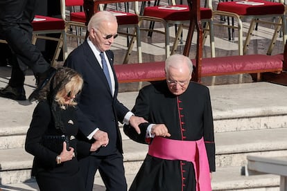Joe Biden junto a su esposa, Jill Biden, a su llegada al funeral del papa Francisco en el Vaticano, el 26 de abril de 2025. 