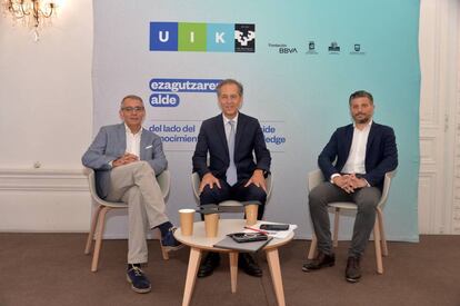 De izquierda a derecha:  Alberto Martínez Lacambra, director general de Red.es; Segismundo Álvarez, notario y director del curso; y Antonio Magraner, vicepresidente de CEAJE.