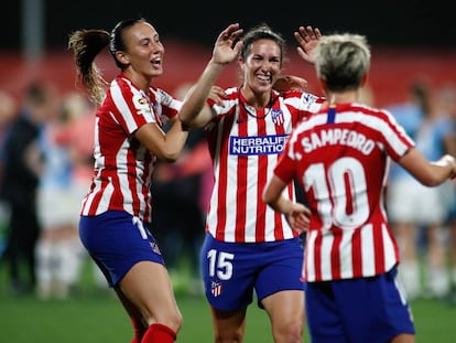 Torrecilla, Meseguer y Amanda celebran un gol en el Atlético-Manchester City del 30 de octubre.