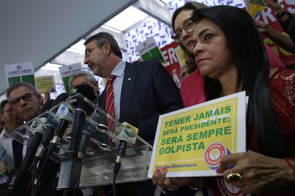 Moema Gramacho protesta contra Michel Temer, em Brasília, em maio de 2016.