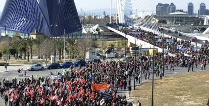 Miles de empleados públicos descienden el puente de Calatrava entre l'Agora y el Museo de las Ciencias.