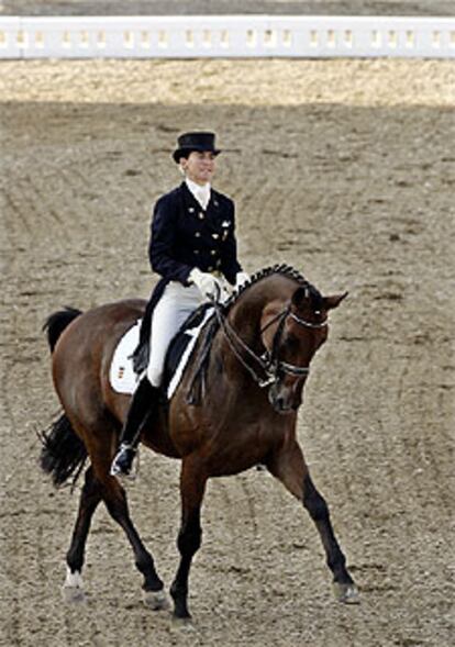 Beatriz Ferrer-Salat conduce a <i>Beauvelais</i> durante la prueba individual.