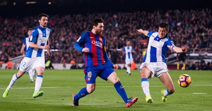 Messi, entre dos defenses del Legan&egrave;s.