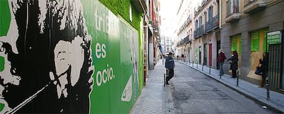 Carteles como éstos inundan la zona que Triball pretende regenerar.