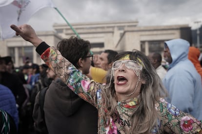 Una manifestante grita en apoyo al Gobierno de Gustavo Petro en la Plaza de Bolívar de Bogotá.