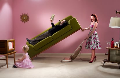 El 'kinkeeping', concepto acuñado por Carolyn Rosenthal, designa un tipo de desigualdad de género que abarca todas las labores, a menudo invisibles, que realizan las mujeres para mantener la armonía familiar.