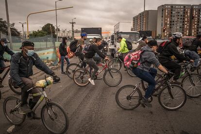 Ciclistas y peatones atraviesan la avenida Ciudad de Cali al suroccidente de Bogotá, el 22 de junio del 2023. 