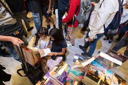 Jóvenes lectoras buscan libros en la pasada edición de la Feria Internacional del Libro de Guadalajara