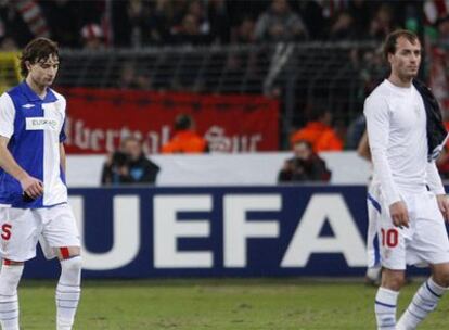 Amorebieta y Yeste se retiran del campo desolados después de la derrota.