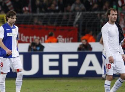 Amorebieta y Yeste se retiran del campo desolados después de la derrota.