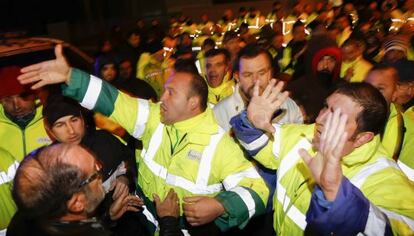 Los trabajadores del servicio de limpieza de Alicante discuten en el inicio de la huelga.