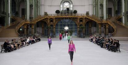 El desfile de Chanel en el Grand Palais de París.