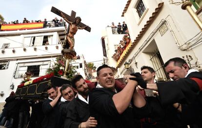 Los balcones se llenan de gente para observar el paso del Cristo de la Fe en Alicante, el 1 de abril de 2015.