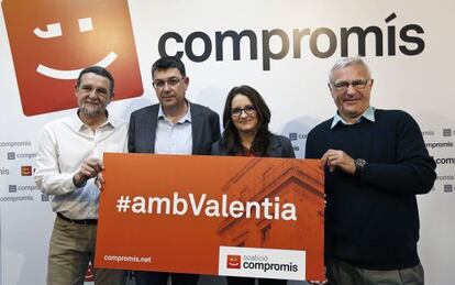 Juan Ponce, Enric Morera, M&ograve;nica Oltra y Joan Rib&oacute; con el lema de campa&ntilde;a de Comprom&iacute;s.