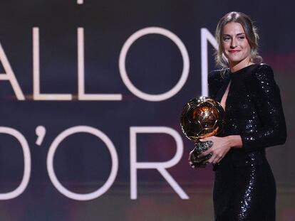 Alexia Putellas tras ganar el Balón de Oro, este lunes en París.