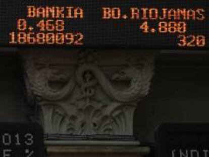 Un panel de la Bolsa de Madrid muestra el desplome de Bankia. EFE/Archivo