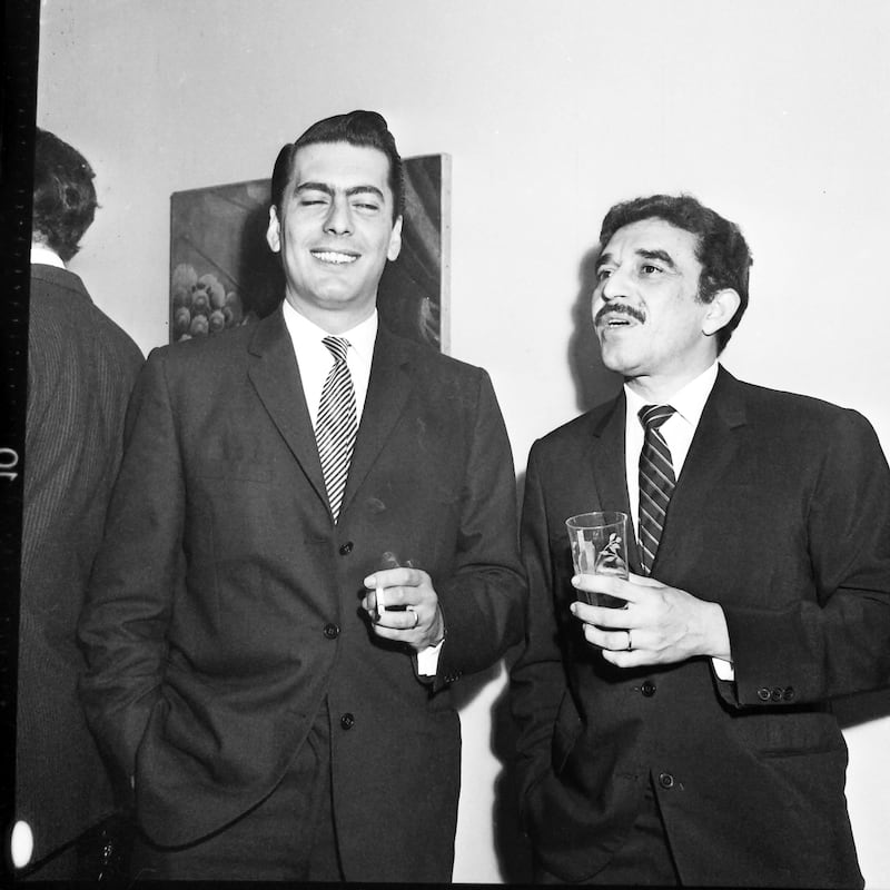 Los escritores y premios Nobel de Literatura Gabriel García Márquez (d) y Mario Vargas Llosa, en Lima en 1967.