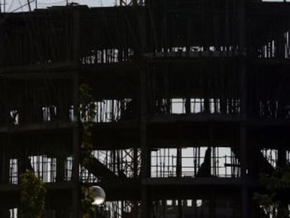 Grúa de la construcción en el residencial Francisco Hernando en Seseña (Toledo).