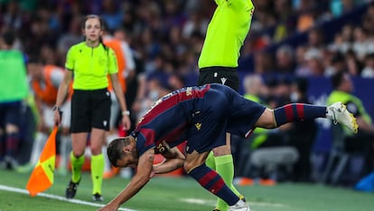 Roberto Soldado en el partido entre el Levante UD y el Deportivo Alavés en Valencia.