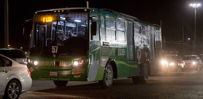 Este autobús transporta a los hinchas de Bravos desde el puente internacional El Paso-Ciudad Juárez al estadio.