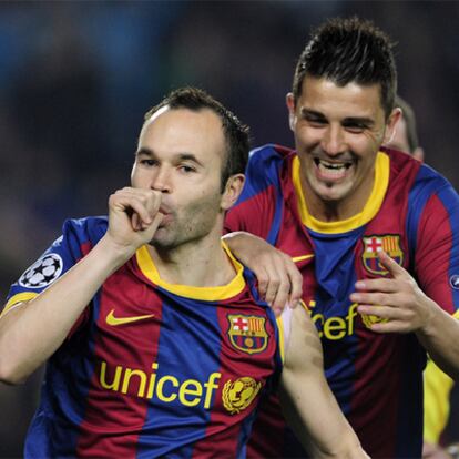 Iniesta celebra el primer gol del Barcelona junto a Villa.