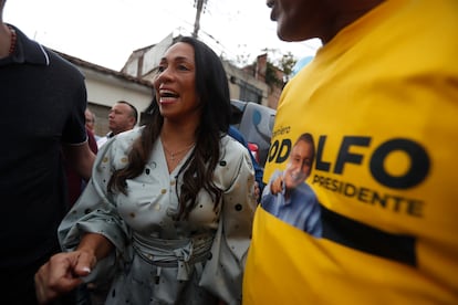 Marelen Castillo habla a simpatizantes durante un acto de campaña en Cali, Colombia, el 6 de junio de 2022.