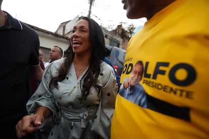 Marelen Castillo habla a simpatizantes durante un acto de campaña en Cali, Colombia, el 6 de junio de 2022.
