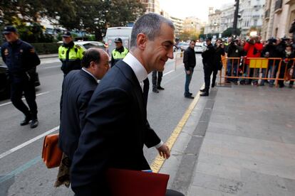 El diputado y ex secretario del PP valenciano Ricardo Costa, que declara hoy ante el tribunal, llega a la sede del TSJ.