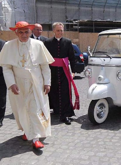 El Papa Benedicto XVI, con sombrero y zapatos nuevos.