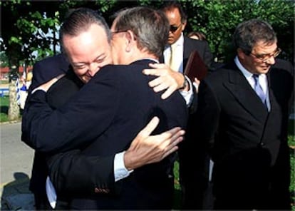 Piqué se abraza con el vicepresidente de la Fundación Telefónica, Fernando Labat, en presencia de Alierta.