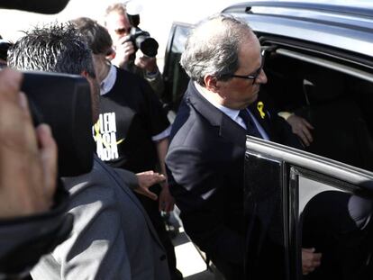 Quim Torra, president de la Generalitat, entra al cotxe oficial després de visitar els 'Jordis' a Soto del Real.